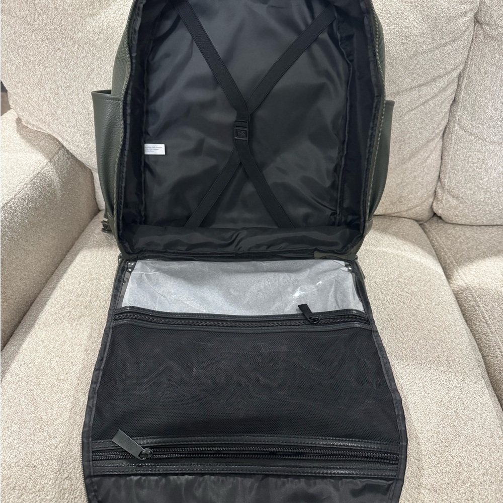 BÉIS The Travel Backpack in Evergreen EUC - Picture 2 of 7
